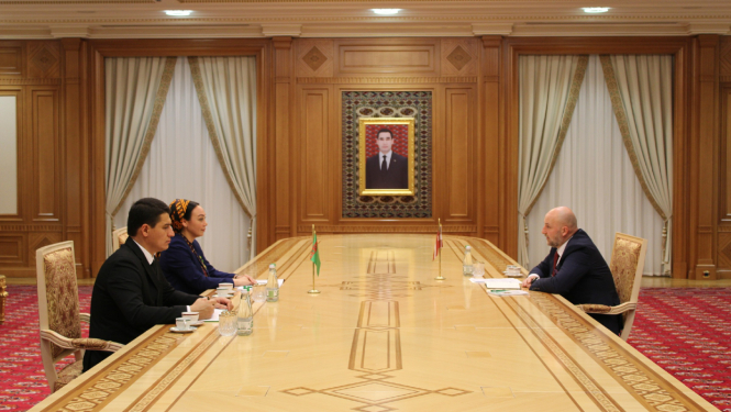 Vēstnieks Ģirts Jaunzems un Turkmenistānas parlamenta priekšsēdētāja pie apspriežu galda