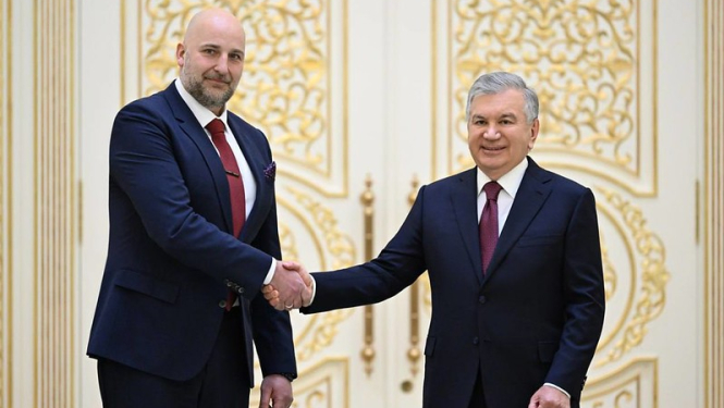 Latvijas Republikas ārkārtējais un pilnvarotais vēstnieks Uzbekistānas Republikā Ģirts Jaunzems un Uzbekistānas Republikas prezidents Šavkats Mirzijojevs