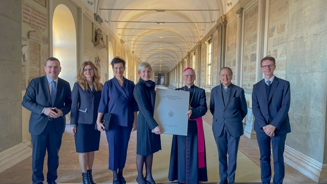 Sv.Krēsls un Latvijas delegācija
