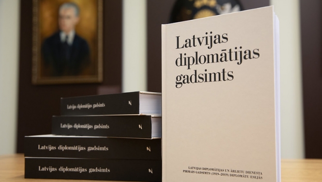 Izdots eseju krājums “Latvijas diplomātijas gadsimts”