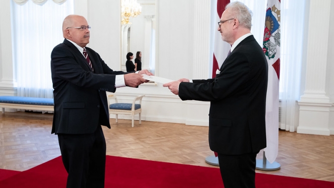 Valsts prezidents pasniedz akreditācijas vēstuli Latvijas vēstniekam Grieķijā Pēterim Kārlim Elfertam