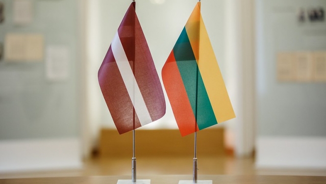 Latvijas un Lietuvas karogi