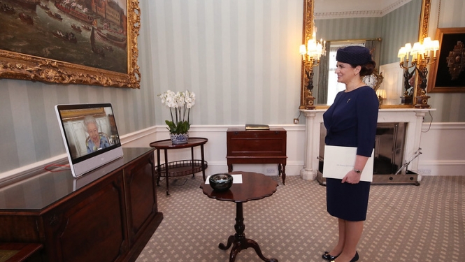Vēstniece Ivita Burmistre iesniedz akreditācijas vēstules karalienei Elizabetei II