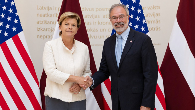 2025. gada 19. augustā Ārlietu ministre Baiba Braže tikās ar ASV kongresmeni Endiju Harisu (Andy Harris