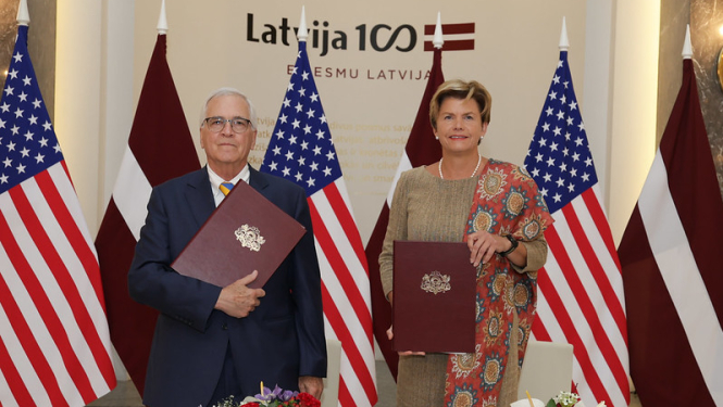2025. gada 4. septembrī ārlietu ministre Baiba Braže un Stenforda Universitātes Bibliotēku (Stanford University Libraries) vadītājs Maikls Kellers (Michael A. Keller) parakstīja saprašanās memorandu
