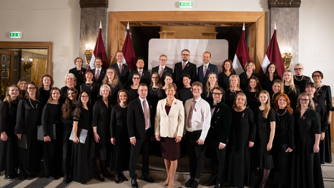 Ārlietu ministre Baiba Braže ar Latvijas Diplomātisko kori svinīgajā pieņemšanā par godu Latvijas Republikas proklamēšanas 107. gadadienai.