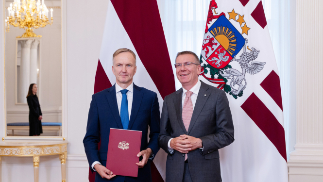 A. Pildegovičs saņem akreditācijas rakstu. 12.08.2025.