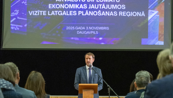 Andžejs Viļumsons reģionālajā vizītē Latgalē uzrunā pasākuma dalībniekus