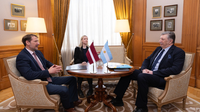 Valsts sekretārs Andžejs Viļumsons un Argentīnas nerezidējošo vēstnieks Karloss Federiko Masiass pie apspriežu galda