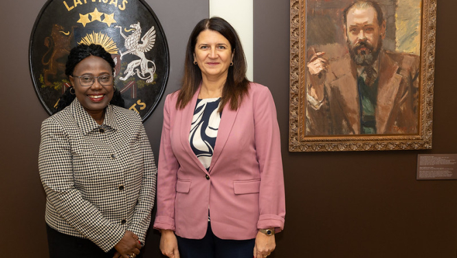 Ārlietu ministrijas valsts sekretāra vietniece ekonomisko attiecību jautājumos Ivita Burmistre un Burundijas ārkārtējā un pilnvarotā vēstniece Latvijā Annonsiata Sendaziraza