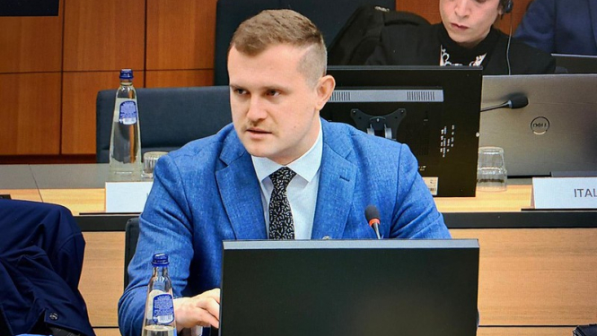 Parlamentārais sekretārs Artjoms Uršuļskis ES Vispārējo lietu padomes sēdē pie apspriežu galda