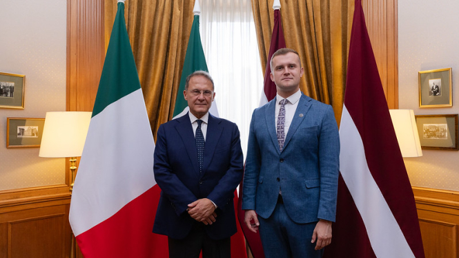Artjoms Uršuļskis un Edmondo Cirielli