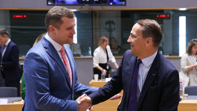 Artjoms Uršuļskis un Radosław Sikorski