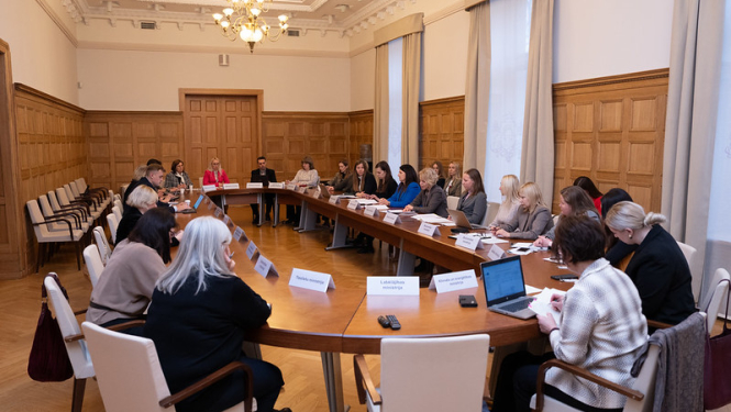 Attīstības sadarbības politikas konsultatīvās padomes sēdes dalībnieki pie apspriežu galda