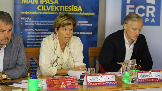 Semināra dalībnieki pie apspriežu galda