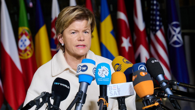 Ārlietu ministre Baiba Braže uzrunā medijus pirms NATO ministru sanāksmes