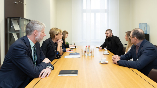 Baiba Braže tiekas ar apvienībām Uzņēmēji mieram un Tavi draugi