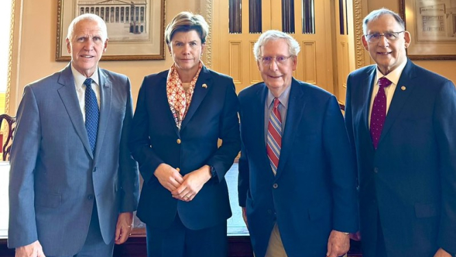 Baiba Braže tiekas ar republikāņu senatoriem Thom Tillis, Mitch McConnell un John Boozman