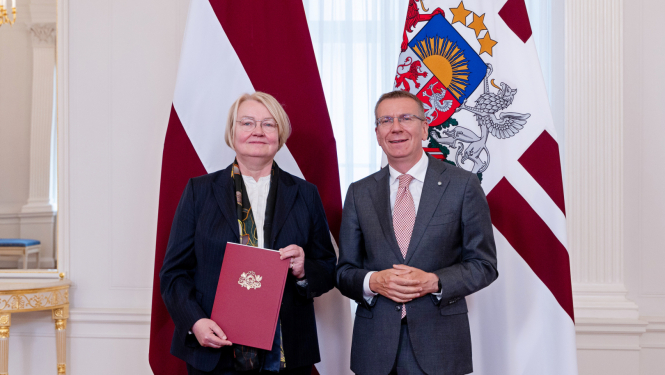 I. Levrence saņem akreditācijas rakstu. 12.08.2025.
