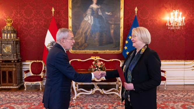Vēstniece Ingrīda Levrence iesniedz akreditācijas vēstules Austrijas Republikas Federālajam prezidentam Dr. Aleksandram van der Bellenam