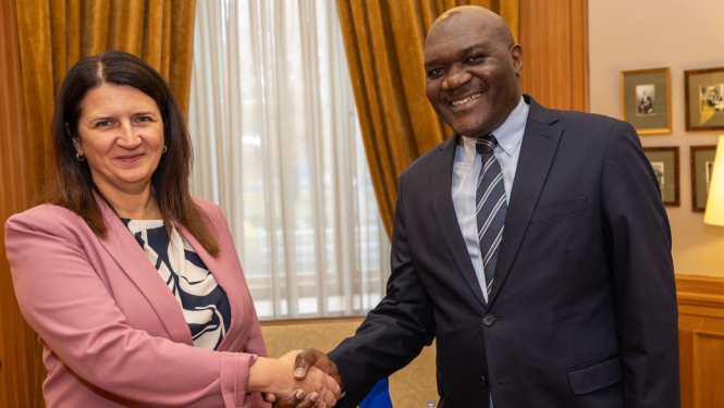 Valsts sekretāra vietniece ekonomisko attiecību jautājumos Ivita Burmistre un Ruandas ārkārtējais un pilnvarotais vēstnieks Latvijā Lambērs Dušimimana