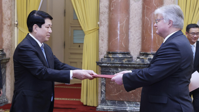 Vēsnieks Kārlis Eihenbaums Hanojā iesniedz akreditācijas vēstules Vjetnamas Sociālistiskās Republikas prezidentam Lionam Kionam