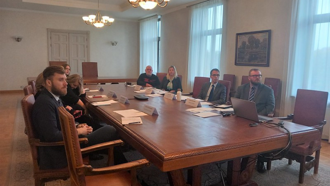 Sanāksmes dalībnieki pie apspriežu galda
