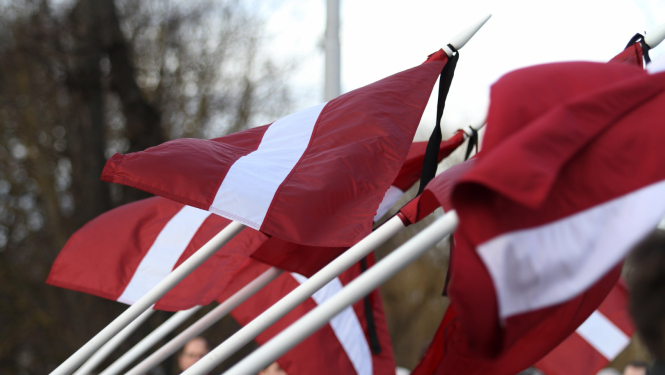 Latvijas karogi ar sēru lenti