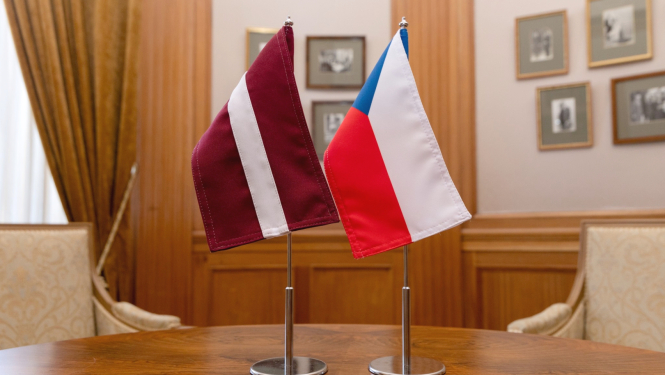 Latvijas un Čehijas karogi