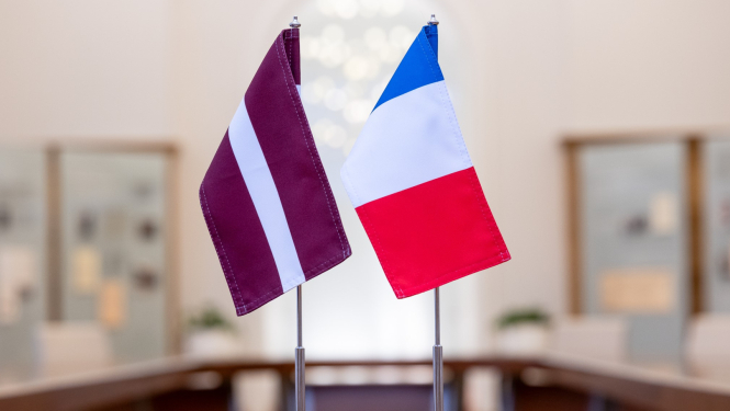 Latvijas un Francijas karogi