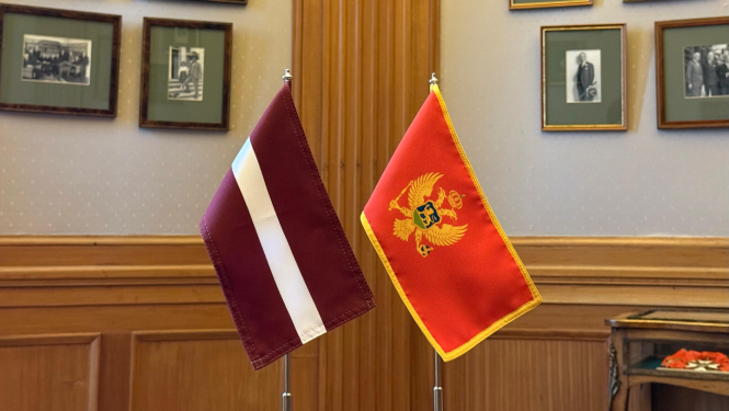 Latvijas un Melnkalnes karogi