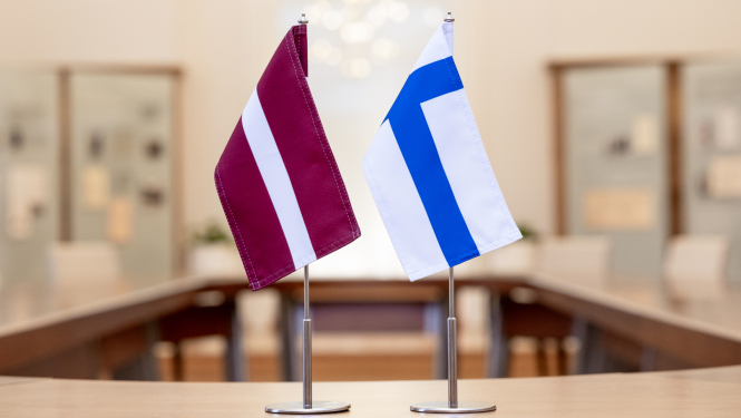 Latvijas un Somijas karogi