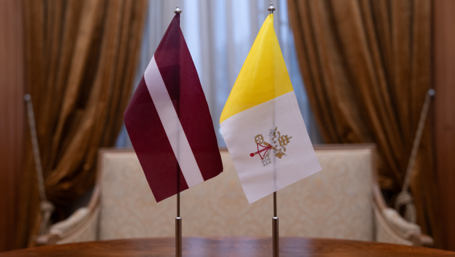 Latvijas un Vatikāna karogi