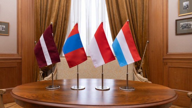 Latvijas, Mongolijas, Indonēzijas un Luksemburgas karogi