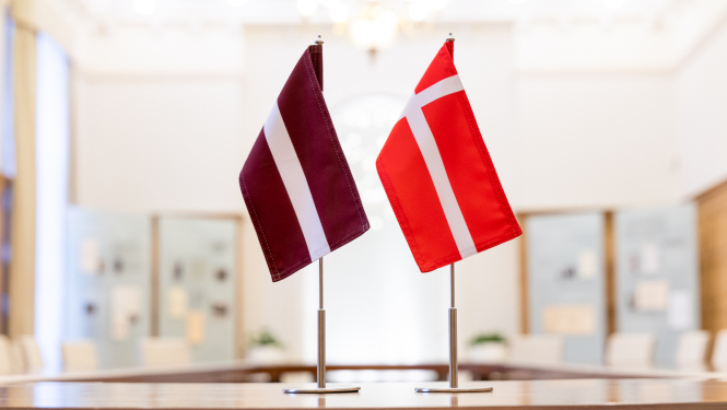 Latvijas un Dānijas karogi
