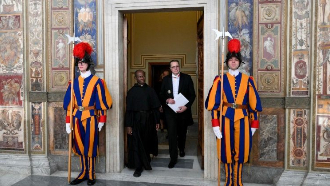 Vēstnieks Māris Selga dodas iesniegt akreditācijas vēstuli pāvestam Leonam XIV