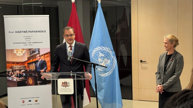 Mārtiņš Paparinskis saka uzrunu pieņemšanā