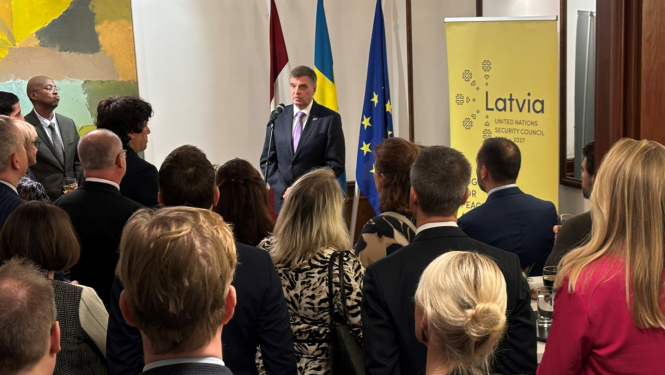 Vēstnieks Normans Penke uzrunā pasākuma dalībniekus