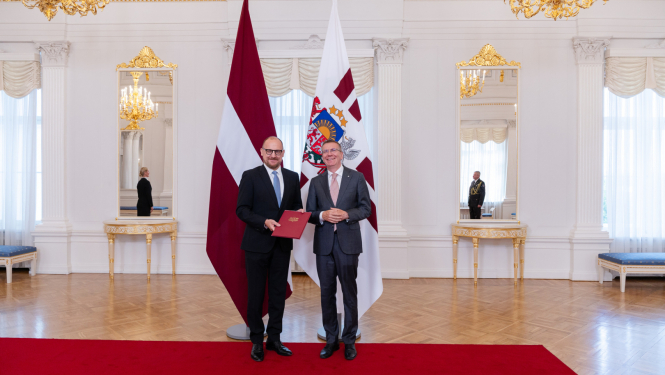 R. Jansons saņem akreditācijas rakstu. 12.08.2025.