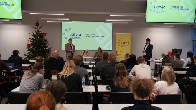 Renārs Danelsons uzrunā diskusijas dalībniekus