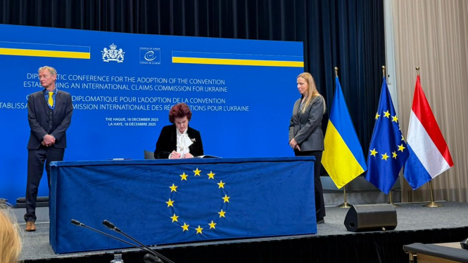 Solvita Āboltiņa paraksta Konvenciju, ar kuru izveido Starptautisko Prasību komisiju Ukrainai