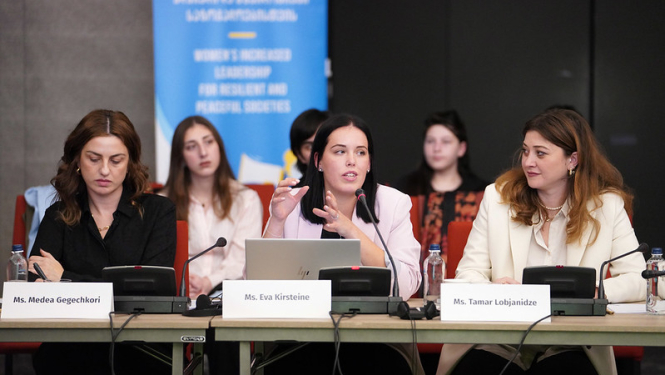 Biedrības “Sievietes drošībai” projektu vadītāja Eva Kiršteine uzrunā klātesošos