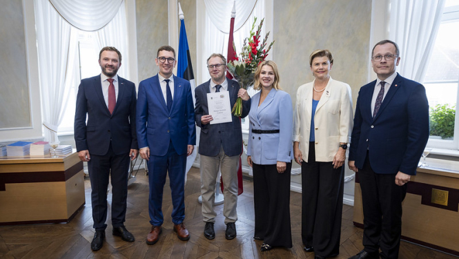 Latvijas un Igaunijas ārlietu ministri pasniedz Valodu balvu