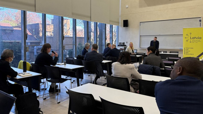 Sanāksmes dalībnieki pie apspriežu galda