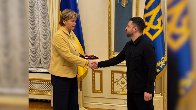 Volodimirs Zelenskis pasniedz Baibai Bražei Ukrainas valsts apbalvojumu