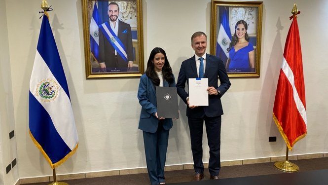 Adriana María Mira de Pereira un Andrejs Pildegovičs