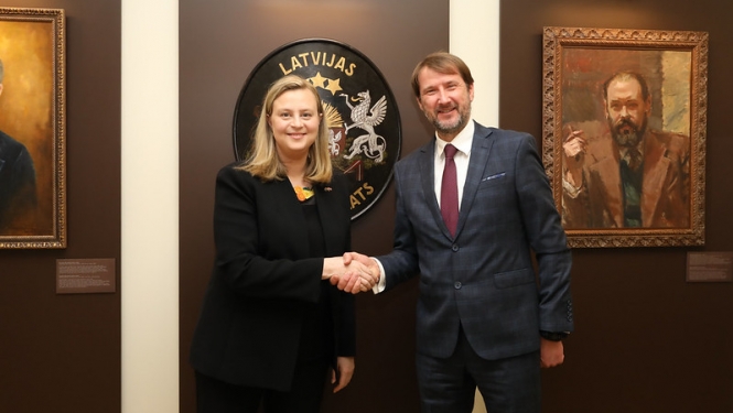 ārlietu ministtrijas politiskais direktors Andžejs Viļumsons akreditācijas vizītē uzņem Austrālijas vēstnieci Frānsisu Sagalu (Frances Sagala)