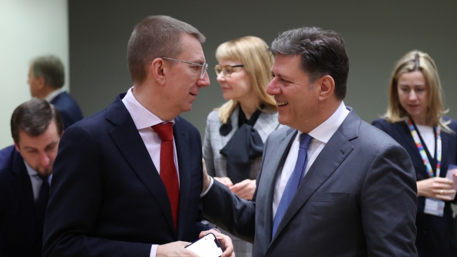 Ārlietu ministrs jāizstrādā vienota ES pieeja Krievijas iesaldēto aktīvu konfiskācijai un to novirzīšanai Ukrainas atjaunošanai