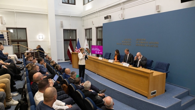 Baiba Braže uzstājas Latvijas un Kalifornijas pavalsts uzņēmējdarbības forumā