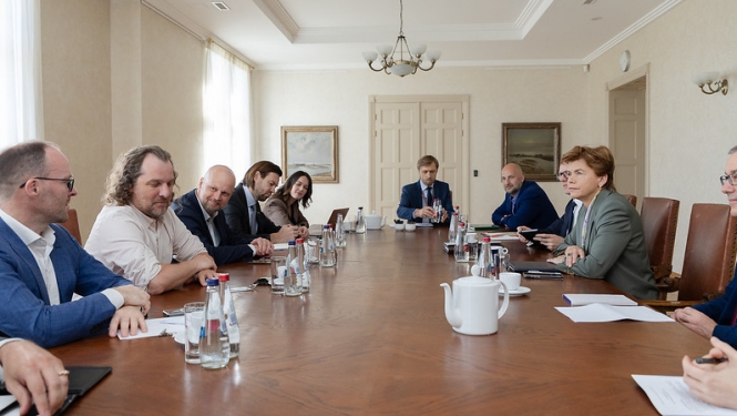 Baiba Braže un LDDK pārstāvji pie apspriežu galda